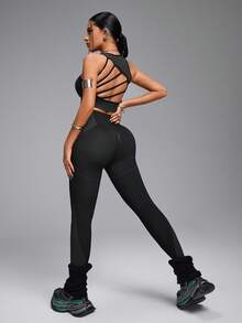 Innovista 这款必备的无缝高腰弹力紧身裤，线条流畅，勾勒出优美的身形，有效收腹，避免走光尴尬。适合健身、舞蹈和日常穿着，面料不透光，触感柔软舒适，宛如第二层肌肤。无论是日常锻炼、尊巴、瑜伽、普拉提、有氧运动、高强度间歇训练还是力量训练，它都是理想之选，也是秋季户外活动的完美选择。这款耐穿的高品质紧身裤采用不透光的黑色面料，完美贴合身形，提供卓越的舒适度和支撑力。高腰设计确保穿着舒适，并带来出色的塑形效果。这款无缝紧身裤尤其适合身材丰满的女性，提供高压缩性和完美弹性。这款优雅的黑色套装，无论是健身房还是休闲场合，都能完美搭配，打造完美造型。 - 黑色 - 查看 11