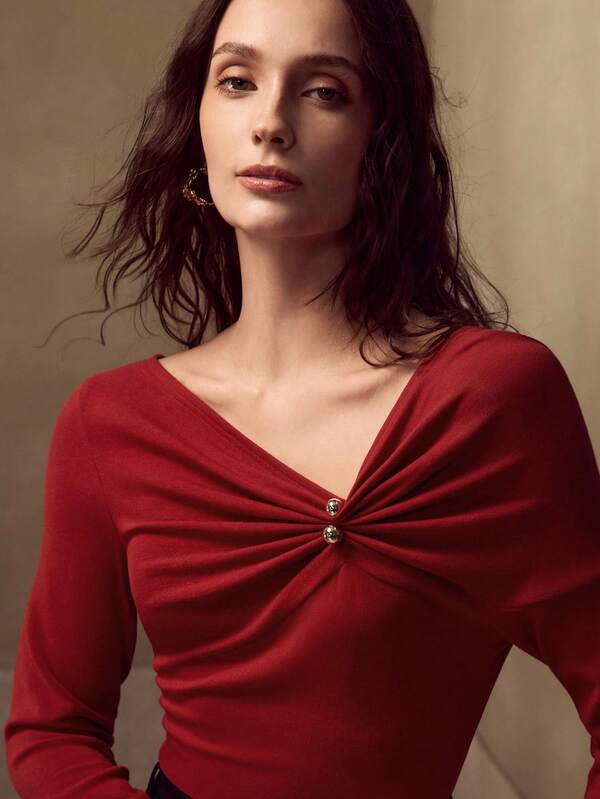 MOTF PREMIUM CAMISETA AJUSTADA CON CUELLO ASIMÉTRICO FRUNCIDO