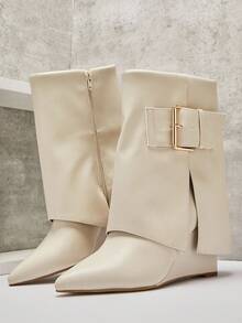 SHUZIA 女士迷人性感尖头翻边中筒坡跟靴，带大扣 - 白色 - 查看 6