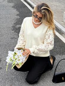SHEIN Frenchy 2025秋冬女装法式休闲风纯色长袖宽松V领针织套头衫，饰有花卉蕾丝袖，适合日常通勤。秋季叠穿，秋冬新品，适合日常穿着和叠穿，返校季，秋季女装，可爱上衣，外出上衣，复古女装，商务休闲女装，四季皆宜，圣诞节毛衣，感恩节女装，冬季，感恩节女装，新年毛衣，休闲毛衣，秋季毛衣，适合派对、万圣节、圣诞节、节日活动等场合的毛衣。 - 杏色 - 查看 2