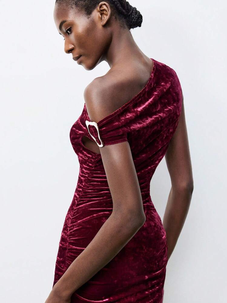 SHEIN Maija Solid Color Metal Ring Decor Elegant Ruched Velvet Dress Burgundy Velvet Dress One Shoulder Dress Modern Urban Casual Fashion Business Casual Women's Office Wear Low-Key Old Money Style Effortless Temperament High-End Urban Commuting High-Quality Airport Women's Wear High-End Material Modern Party Shiny Fashion Party Gathering Outfit Essential Sparkling Sequins Hot Diamond Back To School Party Club Party Social Party Festival Women's Party Clothing Christmas Evening Clothes New Year Atmosphere H