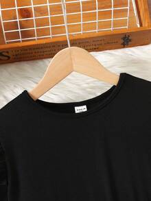 SHEIN Serisse Kids 女童圆领荷叶边盖袖撞色饰边 A 字连衣裙，格子印花荷叶边饰边连衣裙，适合秋冬日常穿着 - 黑色 - 查看 4