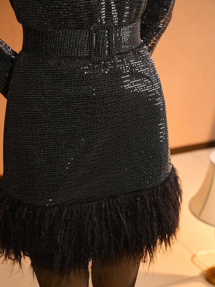 VESTIDO CURTO PARA FESTA COM DECOTE PROFUNDO, CINTO COM FIVELA, BAINHA FELPUDA EM CONTRASTE COM LANTEJOULAS