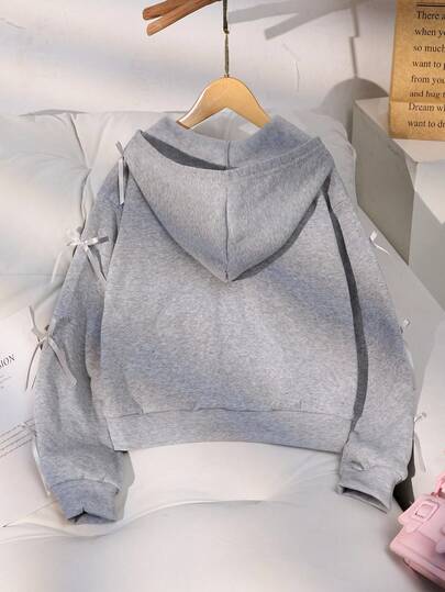 SHEIN 少女外套，纯色时尚蝴蝶结卫衣夹克，舒适加厚保暖内衬卫衣面料，袖口蝴蝶结装饰，青春活力风格，适合返校季或秋冬季日常户外穿着。