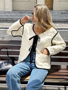 SHEIN Frenchy Manteau matelassé AVEC POCHES à BORDURE CONTRASTÉE et LACETS pour femmes, style décontracté. Manches longues, rembourré, convient pour le port quotidien et les déplacements. Couleur crème. Manteau décontracté pour l'automne et l'hiver. Style français, avec bordure noire, vintage, rentrée scolaire, automne, hiver. Manteau d'hiver pour femmes. Style business décontracté. Toutes saisons, Fête nationale, Nouvel An. - Beige - Voir 2