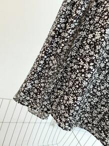 SHEIN Holidaya Váy Maxi xẻ đùi họa tiết hoa nhỏ xinh cho kỳ nghỉ đi biển dành cho nữ - Đen và trắng - Xem 4