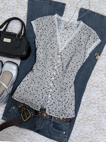 Áo thun cổ chữ V viền ren hoa - Màu Khaki - Xem 1