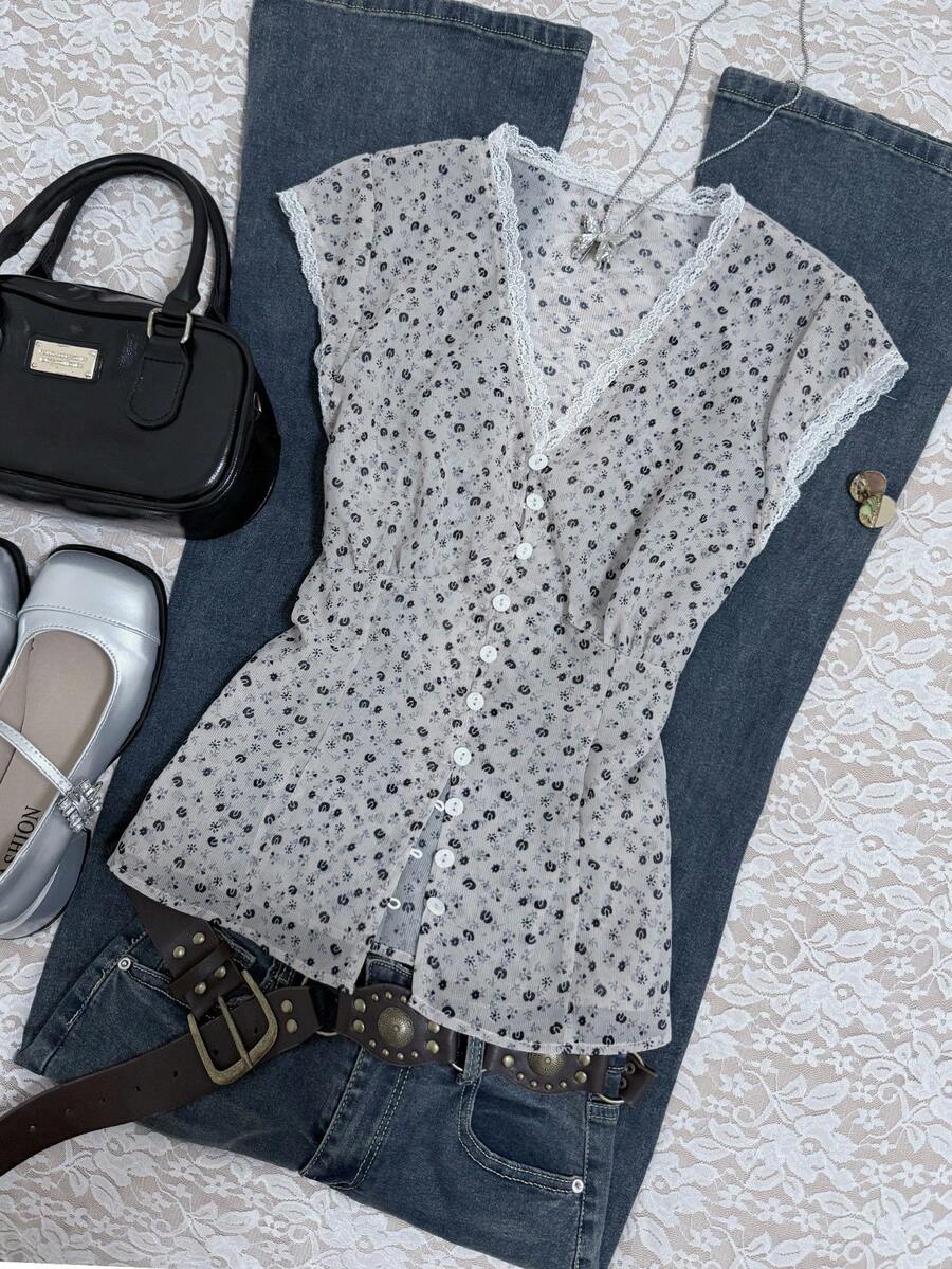 Áo thun cổ chữ V viền ren hoa - Màu Khaki - Xem 1