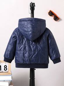 SHEIN Playful Pals 男嬰深藍色冬季羽絨外套 牛仔風格日期字母貼布 絨毛內裡 毛絨全拉鍊連帽外套 含口袋 外套(6個月-3歲) - 藏蓝色 - 查看 3