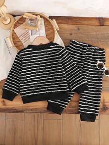 SHEIN 2件套婴儿/男童黑白条纹毛绒上衣和配套裤子套装，时尚百搭，适合外出、休闲、度假、派对等场合。男童条纹套装，黑白男童套装，男童套装，男童服装，男童套装，秋冬装。