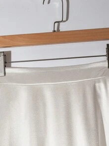 GlowEve Ensemble de 2 pièces élégant pour femmes avec Top à manches courtes en satin, col asymétrique et taille cintrée - Blanc - Voir 6