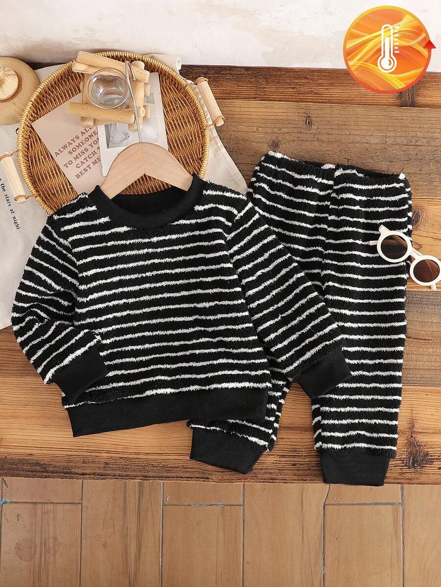 SHEIN 2件套婴儿/男童黑白条纹毛绒上衣和配套裤子套装，时尚百搭，适合外出、休闲、度假、派对等场合。男童条纹套装，黑白男童套装，男童套装，男童服装，男童套装，秋冬装。