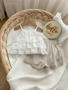 嬰兒女孩分層擺設拼接荷葉邊綁肩背心及紙袋腰短褲