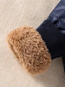 SHEIN Playful Pals 男嬰深藍色冬季羽絨外套 牛仔風格日期字母貼布 絨毛內裡 毛絨全拉鍊連帽外套 含口袋 外套(6個月-3歲) - 藏蓝色 - 查看 7