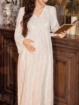 SHEIN 复古宫廷风蝴蝶刺绣装饰V领宽松袖长款睡裙，适合秋冬季穿着