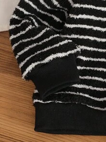 SHEIN 2件套婴儿/男童黑白条纹毛绒上衣和配套裤子套装，时尚百搭，适合外出、休闲、度假、派对等场合。男童条纹套装，黑白男童套装，男童套装，男童服装，男童套装，秋冬装。