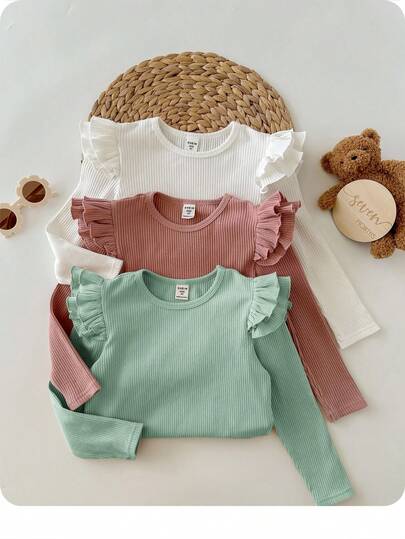 SHEIN Conjunto de 3 piezas de moda para bebé niña: Blusa de manga corta con volantes, pantalón y gorro de punto de unicolor. Diseño casual y combinable para otoño e invierno. Telas suaves que protegen la piel del bebé. Es la primera opción para que las madres compren. Compra 2 y llévate 1 gratis. Blusa de manga larga para bebé niña, blusa de manga de volantes, camisa de manga larga, blusa de manga de volantes para niña pequeña, camisa de manga larga para recién nacida, blusa acanalada para bebé niña en otoño.