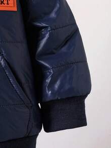 SHEIN Playful Pals 男嬰深藍色冬季羽絨外套 牛仔風格日期字母貼布 絨毛內裡 毛絨全拉鍊連帽外套 含口袋 外套(6個月-3歲) - 藏蓝色 - 查看 6