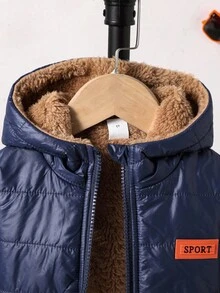 SHEIN Playful Pals 男嬰深藍色冬季羽絨外套 牛仔風格日期字母貼布 絨毛內裡 毛絨全拉鍊連帽外套 含口袋 外套(6個月-3歲) - 藏蓝色 - 查看 5