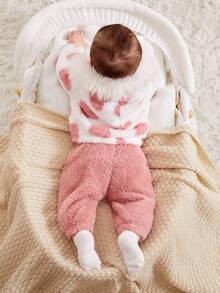 SHEIN Neugeborenen Baby Mädchen Jacke, rosa Herz Plüsch warme Kapuzenjacke, geeignet für Outdoor, Partys und andere Anlässe im Herbst und Winter