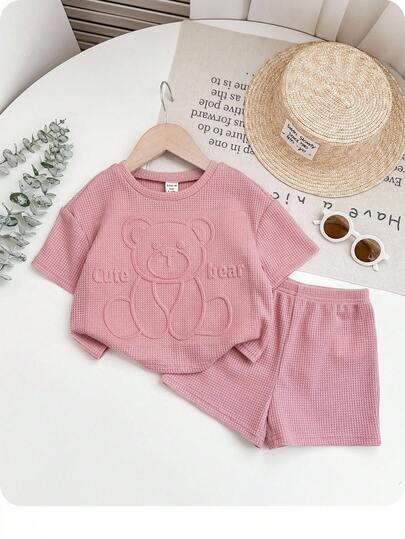 SHEIN Babygirl 可爱休闲粉色 3D 卡通图案压花短袖上衣和松紧腰短裤套装