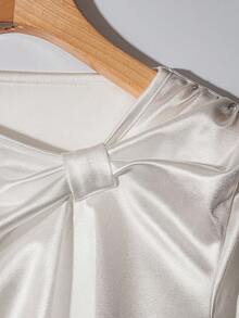 GlowEve Ensemble de 2 pièces élégant pour femmes avec Top à manches courtes en satin, col asymétrique et taille cintrée - Blanc - Voir 5