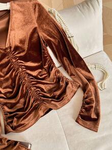 GlowEve Camiseta de manga larga ajustada con cuello en V de terciopelo vintage y drapeado - Café integral - Ver 5