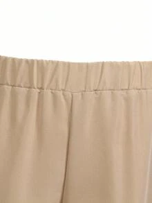 SHEIN 男童两件套西装套装，包含1件纯色宽松休闲西装外套（撞色口袋和纽扣设计），以及1条纯色松紧腰休闲裤。这款优雅简约的商务风格服装适合生日派对、典礼、婚礼、返校和节假日穿着。 - 卡其色 - 查看 4