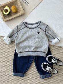 SHEIN Sudadera de cuello redondo con forro térmico para bebés niños, cómoda y versátil para todo uso, adecuada para interior, exterior, uso diario, deportes, juego, fiesta, sesión de fotos en otoño/invierno, ropa de bebé niño, ropa de bebé niño de manga larga, conjunto de otoño para bebé niño, sudadera de bebé niño