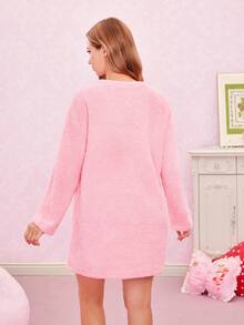 Strawberry Shortcake X SHEIN 女士可爱卡通人物字母刺绣落肩宽松抓绒长袖睡衣连衣裙，冬季可爱睡衣，卡哇伊风，秋冬款，蓬松舒适 - 粉色 - 查看 2