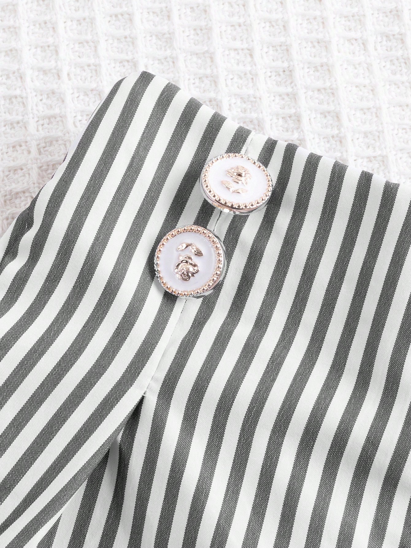 SHEIN طقم ملابس علوية أنيقة مزينة بالزهور مع شورت...