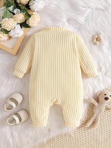 SHEIN 女宝宝纯色小熊连体衣。修身款式，适合各种体型的宝宝。提花连体衣，饰有小熊图案，可爱又时尚。适合日常外出、居家休闲、宝宝爬行运动等穿着，是宝宝衣橱里不可或缺的时尚单品。