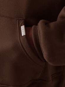 SUMWON 短款套头连帽衫经典中央口袋超大休闲秋冬家居服运动衫街头风格宽松版型 - 巧克力棕 - 查看 3