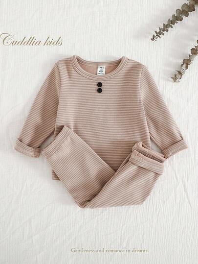 SHEIN 两件套男婴优雅休闲套装，包括驼色白条纹长袖上衣（饰有黑色纽扣）和灰色条纹抓绒裤，舒适家居服套装，中性色调，适合新生儿穿着。长袖棕色婴儿服，超柔软面料，秋冬季适用。