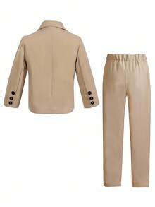 SHEIN 男童两件套西装套装，包含1件纯色宽松休闲西装外套（撞色口袋和纽扣设计），以及1条纯色松紧腰休闲裤。这款优雅简约的商务风格服装适合生日派对、典礼、婚礼、返校和节假日穿着。 - 卡其色 - 查看 2