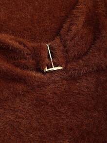 Sweetra Nouveau pull en fausse fourrure de vison à taille cintrée, décolleté en V avec décoration métallique, sexy et urbaine, couleur caramel, automne/hiver