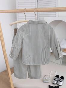 SHEIN Playful Pals طقم بنطلون وقميص كاجوال بسيط للفتيات الرضع في الربيع والخريف، قميص أصفر وأبيض مخطط بياقة طويلة الأكمام مزين بتطريز أسود، مع بنطلون مطابق، مناسب للاستخدام اليومي في المدرسة