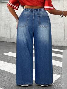 SHEIN Tall CURVE 大尺碼女款休閒賽車風 1960s 寬鬆寬腿牛仔褲，鈕扣與鬆緊腰設計，時尚週淺藍色，適合夏季正式場合與約會之夜 - 中等水洗藍 - 查看 2