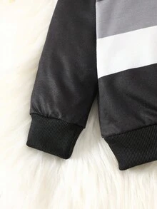 SHEIN مجموعة بلوزة وبنطلون رياضي بأكمام طويلة وياقة مستديرة للأطفال والرضع الصبية بتصميم مريح وطباعة شريطية كلاسيكية، مناسبة للخريف والشتاء، قطعتان