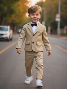 SHEIN 男童两件套西装套装，包含1件纯色宽松休闲西装外套（撞色口袋和纽扣设计），以及1条纯色松紧腰休闲裤。这款优雅简约的商务风格服装适合生日派对、典礼、婚礼、返校和节假日穿着。 - 卡其色 - 查看 1