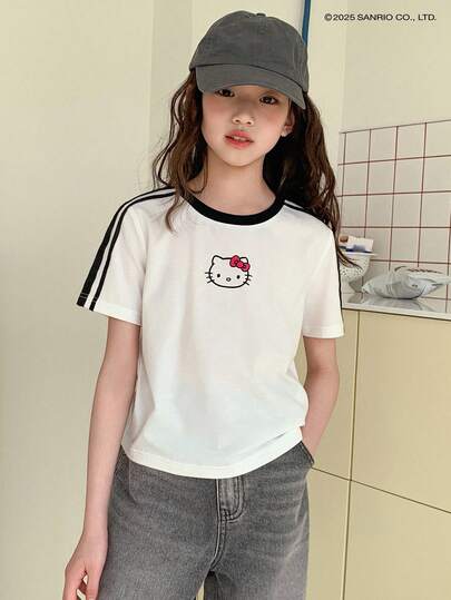 HELLO KITTY | DAZY قميص قصير الأكمام مزين بطباعة تعاونية، بياقة طاقم، للفتيات المراهقات ، ملابس الصيف وعودة إلى المدرسة رمضان