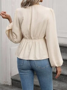 SHEIN Clasi Áo sơ mi tay dài màu mơ, thanh lịch tối giản, trang trọng, công sở, đi làm, tiệc tùng, nghỉ dưỡng, màu trơn, vải nhăn, cổ chữ V, eo thắt, viền đuôi cá, cài nút, tay đèn lồng - Màu be - Xem 2