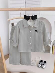 SHEIN Playful Pals طقم بنطلون وقميص كاجوال بسيط للفتيات الرضع في الربيع والخريف، قميص أصفر وأبيض مخطط بياقة طويلة الأكمام مزين بتطريز أسود، مع بنطلون مطابق، مناسب للاستخدام اليومي في المدرسة