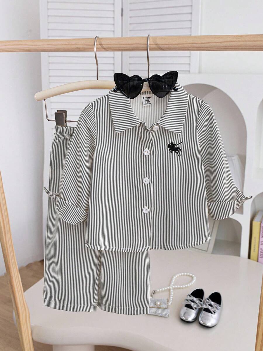 SHEIN Playful Pals طقم بنطلون وقميص كاجوال بسيط للفتيات الرضع في الربيع والخريف، قميص أصفر وأبيض مخطط بياقة طويلة الأكمام مزين بتطريز أسود، مع بنطلون مطابق، مناسب للاستخدام اليومي في المدرسة