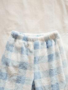 Genkimix Kids Set de pijamale din fleece cu 2 bucăți pentru copii mici, broderie cu ursuleți de desene animate drăguți, umeri căzuți, decolteu rotund, mânecă lungă + piesă de casă casual cu mânecă lungă, imprimeu în carouri albastru și alb, picior drept, toamnă/iarnă