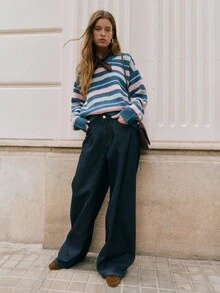 Nöista Pulover cu guler rotund în dungi albastre, roz și gri, cu o siluetă relaxată, ideal pentru femei pentru o ținută casual, șic și elegantă de iarnă.