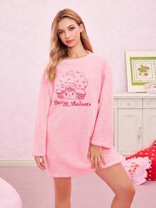 Strawberry Shortcake X SHEIN 女士可爱卡通人物字母刺绣落肩宽松抓绒长袖睡衣连衣裙，冬季可爱睡衣，卡哇伊风，秋冬款，蓬松舒适 - 粉色 - 查看 1