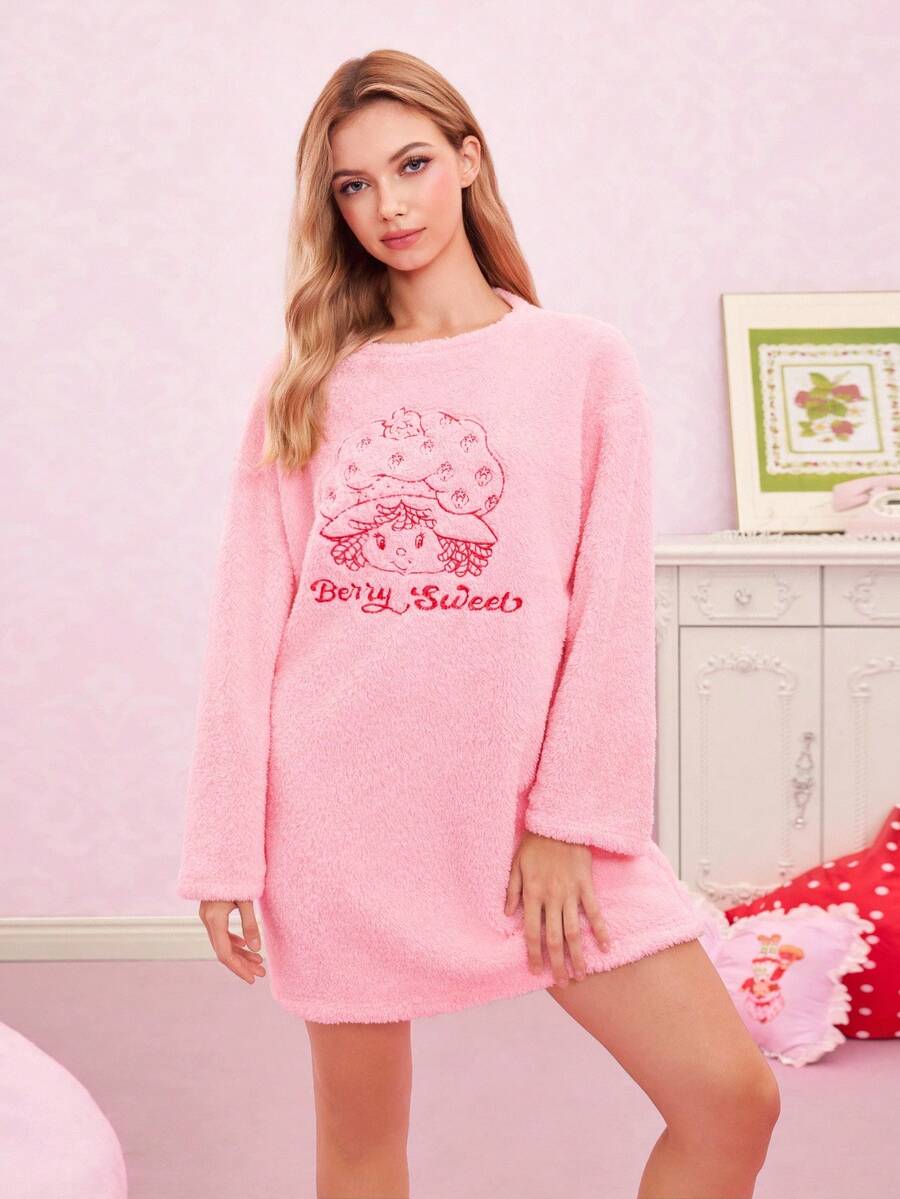 Strawberry Shortcake X SHEIN 女士可爱卡通人物字母刺绣落肩宽松抓绒长袖睡衣连衣裙，冬季可爱睡衣，卡哇伊风，秋冬款，蓬松舒适 - 粉色 - 查看 1