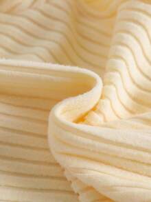 SHEIN 女宝宝纯色小熊连体衣。修身款式，适合各种体型的宝宝。提花连体衣，饰有小熊图案，可爱又时尚。适合日常外出、居家休闲、宝宝爬行运动等穿着，是宝宝衣橱里不可或缺的时尚单品。