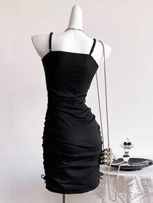 Sweetra Young 黑色优雅贴身迷你连衣裙，配有荷叶边肩带和蝴蝶结装饰，适合日常穿着和派对、情人节 - 黑色 - 查看 2